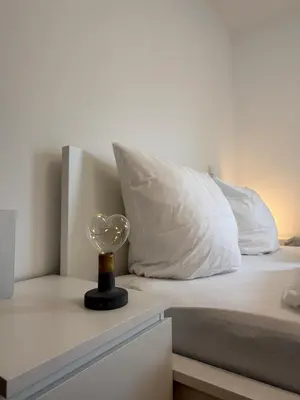 Ein Bett oder Betten in einem Zimmer der Unterkunft ElbeCity Apartment