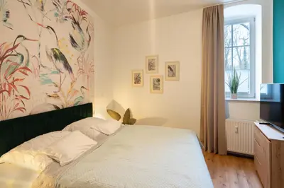 Ein Bett oder Betten in einem Zimmer der Unterkunft ANER2 STYLISCHE Ferienwohnung mit Sauna in Dresden Weißer Hirsch