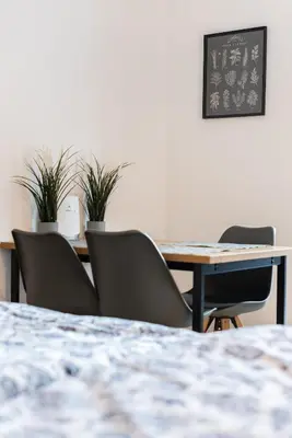 Ein Sitzbereich in der Unterkunft Kleines Apartment für 3