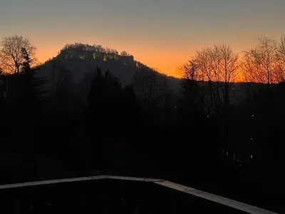 Ein allgemeiner Bergblick oder ein Berglick von der Ferienwohnung aus