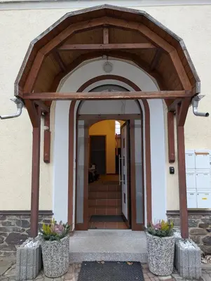 Eine Fassade oder ein Eingang zu Der Zwergenbau - modernes Wohnen mit Schlossblick