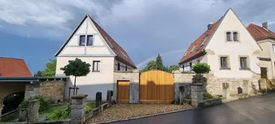 Das Gebäude in dem sich das Ferienhaus befindet
