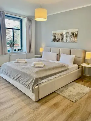 Ein Bett oder Betten in einem Zimmer der Unterkunft Stilvolles City-Apartment Dresden-Cotta mit Balkon