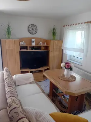 Ein Sitzbereich in der Unterkunft Ferienwohnung Gartenblick