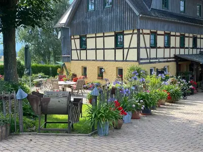 Ein Garten an der Unterkunft Hotel Olbernhau mit Sauna - Kleines Landhotel zur Ofenschenke