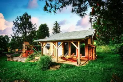 Ein Garten an der Unterkunft Hotel Olbernhau mit Sauna - Kleines Landhotel zur Ofenschenke