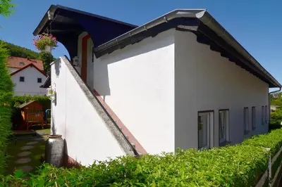 Das Gebäude in dem sich die Ferienwohnung befindet