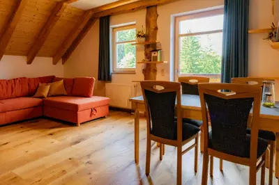 Ein Sitzbereich in der Unterkunft Ferienwohnung Villa Oben im Sandsteinidyll