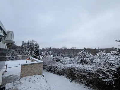 Idyllisches Ferienhaus mit Pool, Blick und großem Grundstück im Winter