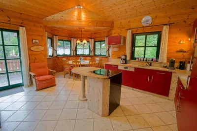 Küche/Küchenzeile in der Unterkunft Falkenstein Hütten Haus Waldluft