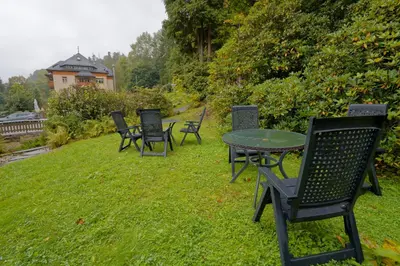 Ein Garten an der Unterkunft Falkenstein Hütten Haus Waldluft