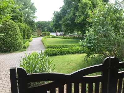 Ein Garten an der Unterkunft Terassenblick am See