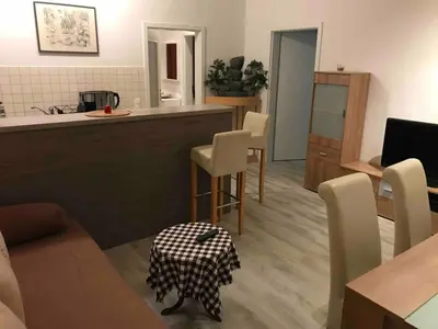 Ein Sitzbereich in der Unterkunft Modern apartment, Randneustadt with great connections