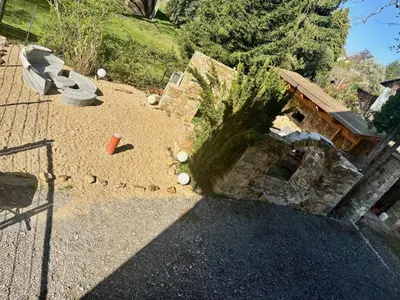 Ein Garten an der Unterkunft bei den Hundertelfen