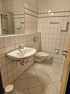 Ein Badezimmer in der Unterkunft Gästehaus im Haus des Kfz-Gewerbes