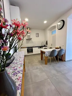Küche/Küchenzeile in der Unterkunft Altstadt Suite 120qm WLAN Balkon 2 Bäder