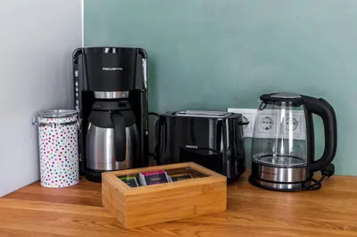 Kaffee-/Teezubehör in der Unterkunft Design ElbOase-Zentral-Parkplatz-Waschmaschine-2 separate Schlafplätze