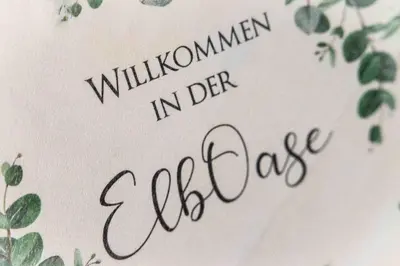 Ein Zertifikat, Auszeichnung, Logo oder anderes Dokument, das in der Unterkunft Design ElbOase-Zentral-Parkplatz-Waschmaschine-2 separate Schlafplätze ausgestellt ist