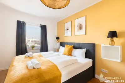 Ein Bett oder Betten in einem Zimmer der Unterkunft PINEAPPLE APARTMENTS - Zwinger XI - 64qm