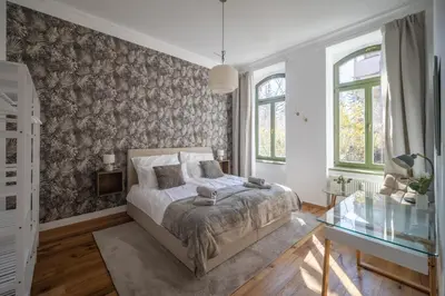 Ein Bett oder Betten in einem Zimmer der Unterkunft Goethe Palais am Großen Garten, Arbeitsplatz, ruhig, max 6P, Smart-TV, eigener Parkplatz