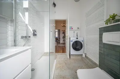Ein Badezimmer in der Unterkunft Goethe Palais am Großen Garten, Arbeitsplatz, ruhig, max 6P, Smart-TV, eigener Parkplatz