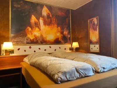 Ein Bett oder Betten in einem Zimmer der Unterkunft Waldhof zu Grillenburg im Tharandter Wald am See