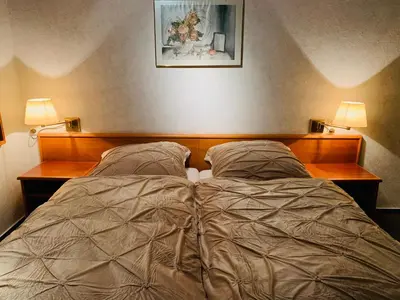 Ein Bett oder Betten in einem Zimmer der Unterkunft Waldhof zu Grillenburg im Tharandter Wald am See