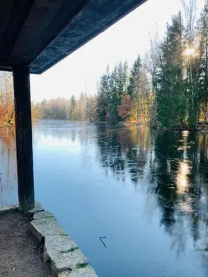 Blick auf einen Fluss in der Nähe der Pension
