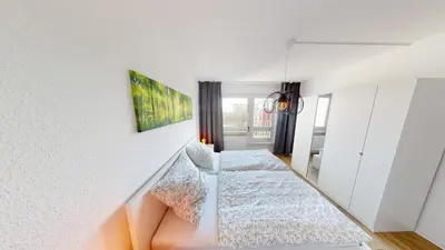 Ein Bett oder Betten in einem Zimmer der Unterkunft Apartment mit bodengleicher Dusche, 170m bis zur Haltestelle Linie 5, WLAN