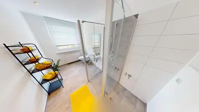 Ein Badezimmer in der Unterkunft Apartment mit bodengleicher Dusche, 170m bis zur Haltestelle Linie 5, WLAN