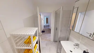 Ein Badezimmer in der Unterkunft FeWo mit bodengleicher Dusche, 170m bis zur Bahnhaltestelle Linie 5, WLAN