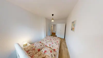 Ein Bett oder Betten in einem Zimmer der Unterkunft FeWo mit bodengleicher Dusche, 170m bis zur Bahnhaltestelle Linie 5, WLAN