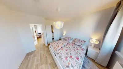 Ein Bett oder Betten in einem Zimmer der Unterkunft Cozy Apartment with balcony, WLAN