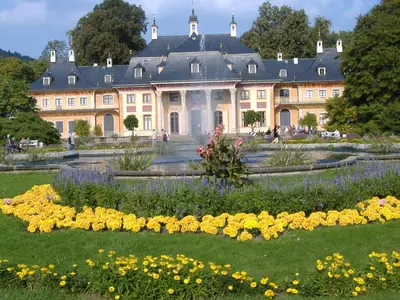 Ein Garten an der Unterkunft Idyllische Ferienwohnung am Pillnitzer Schlosspark