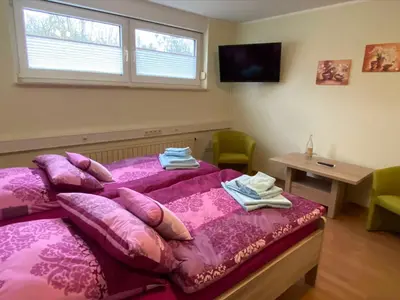 Ein Bett oder Betten in einem Zimmer der Unterkunft Pension und Ferienwohnung Kristen Am Denkmal Süptitzer Höhen