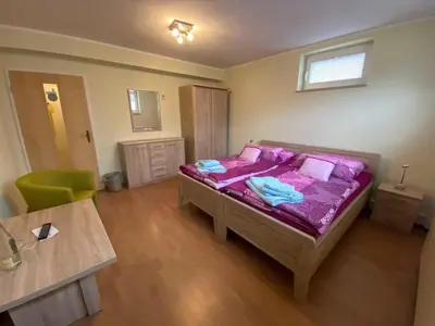 Ein Bett oder Betten in einem Zimmer der Unterkunft Pension und Ferienwohnung Kristen Am Denkmal Süptitzer Höhen
