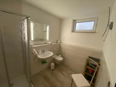 Ein Badezimmer in der Unterkunft Pension und Ferienwohnung Kristen Am Denkmal Süptitzer Höhen