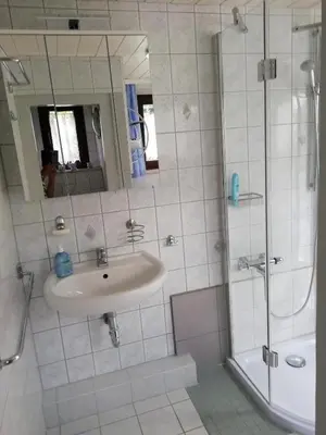 Ein Badezimmer in der Unterkunft Kleines Haus mit Geschichte
