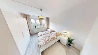 Ein Bett oder Betten in einem Zimmer der Unterkunft Moderner Plattenbaucharme mit WLAN