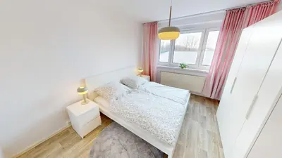 Ein Bett oder Betten in einem Zimmer der Unterkunft Lichterfülltes Apartment mit WLAN