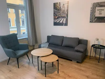 Ein Sitzbereich in der Unterkunft 6 Betten am Bahnhof der Kulturhauptstadt 2025