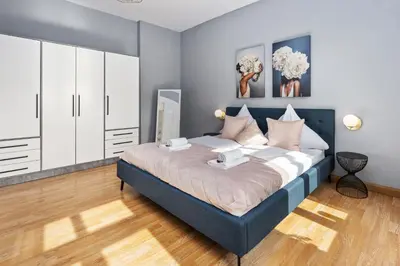 Ein Bett oder Betten in einem Zimmer der Unterkunft SOLARIS - COZYHOMZ - ALTSTADT - AN DER ELBE - für Paare - S-BAHN DD