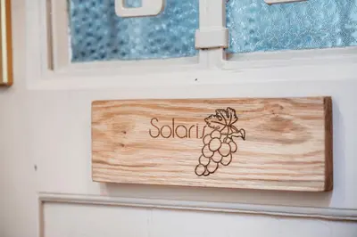 Ein Zertifikat, Auszeichnung, Logo oder anderes Dokument, das in der Unterkunft SOLARIS - COZYHOMZ - ALTSTADT - AN DER ELBE - für Paare - S-BAHN DD ausgestellt ist