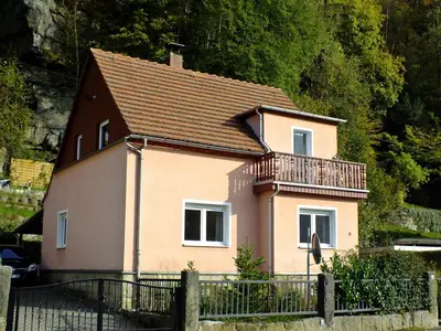 Das Gebäude in dem sich das Ferienhaus befindet