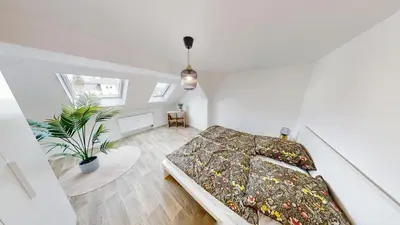 Ein Bett oder Betten in einem Zimmer der Unterkunft Dachgeschossromantik genießen, Bushaltestelle fußläufig erreichbar, WLAN