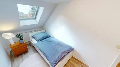 Ein Bett oder Betten in einem Zimmer der Unterkunft Dachgeschossromantik genießen, Bushaltestelle fußläufig erreichbar, WLAN