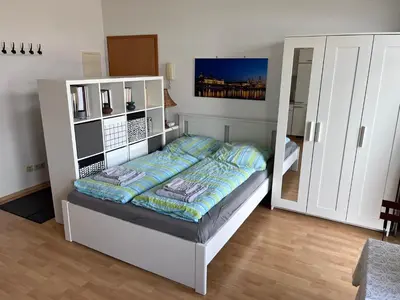 Ein Bett oder Betten in einem Zimmer der Unterkunft helle 1Raum Wohnung Apartment mit Balkon und Küche