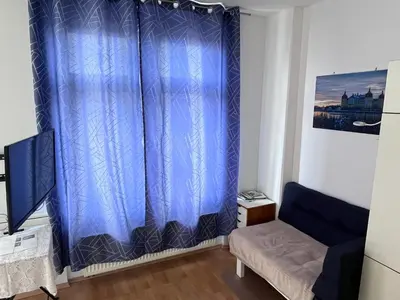Ein Bett oder Betten in einem Zimmer der Unterkunft helle 1Raum Wohnung Apartment mit Balkon und Küche