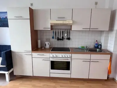 Küche/Küchenzeile in der Unterkunft helle 1Raum Wohnung Apartment mit Balkon und Küche