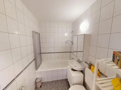 Ein Badezimmer in der Unterkunft 3-Raum-Ferienwohnung mit Balkon, Straßenbahnlinie 5 fußläufig erreichbar, WLAN